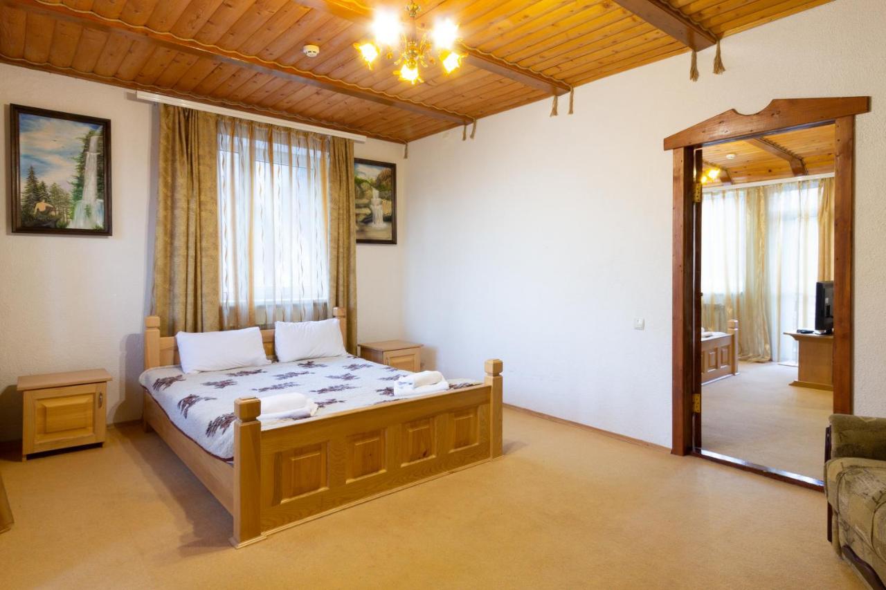 У Мар'Яни І Назара Hotell Jaremtje Exteriör bild